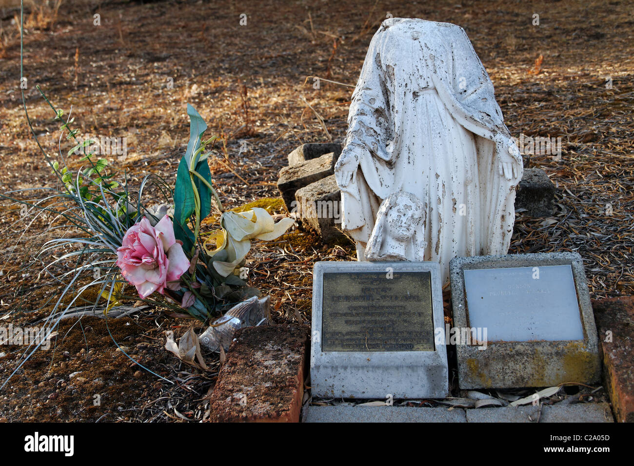 Danneggiato Maria headstone, New Norcia Australia Occidentale Foto Stock