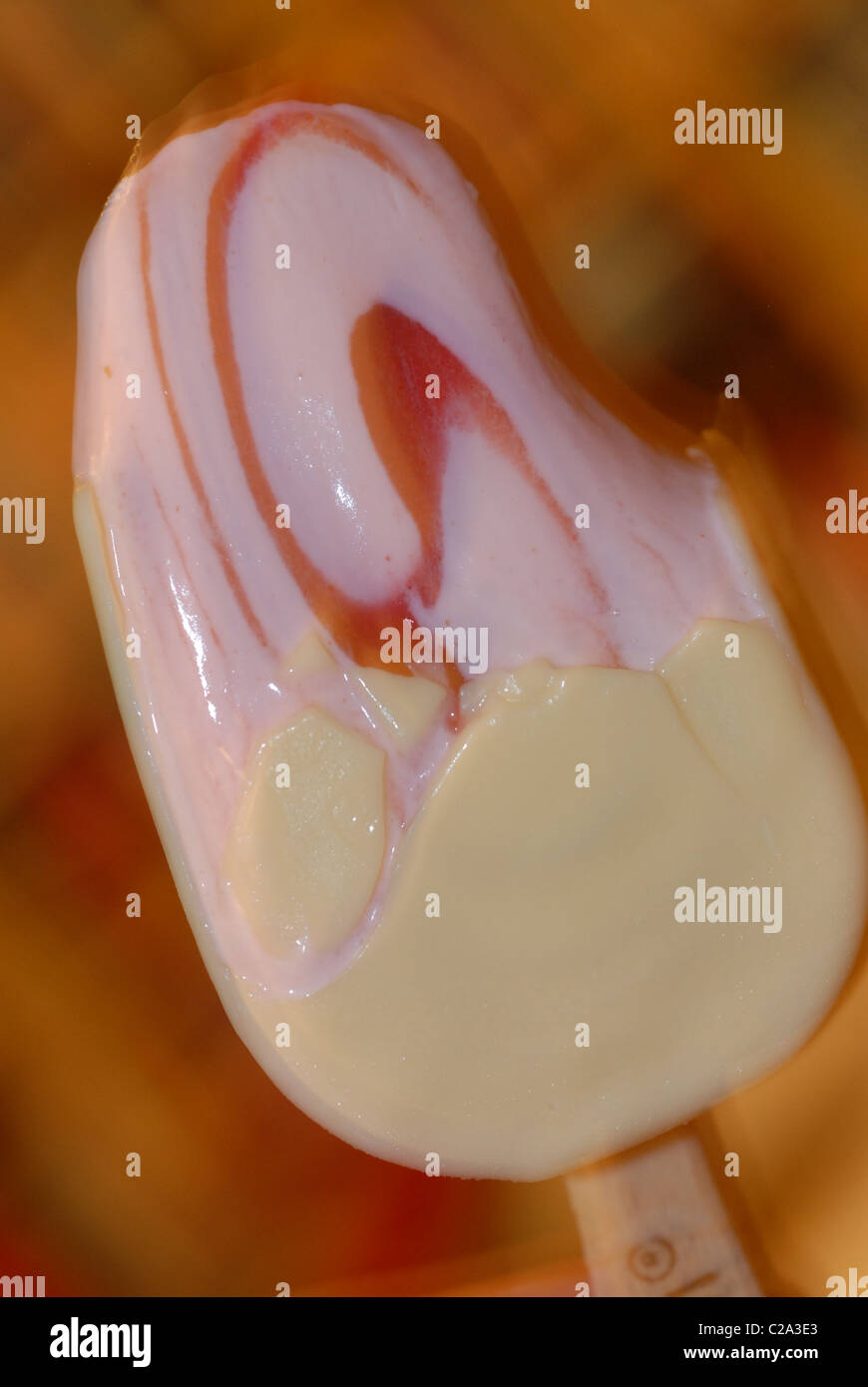 Strawberry swirl ice cream per lecca-lecca ricoperto di cioccolato bianco. Foto Stock