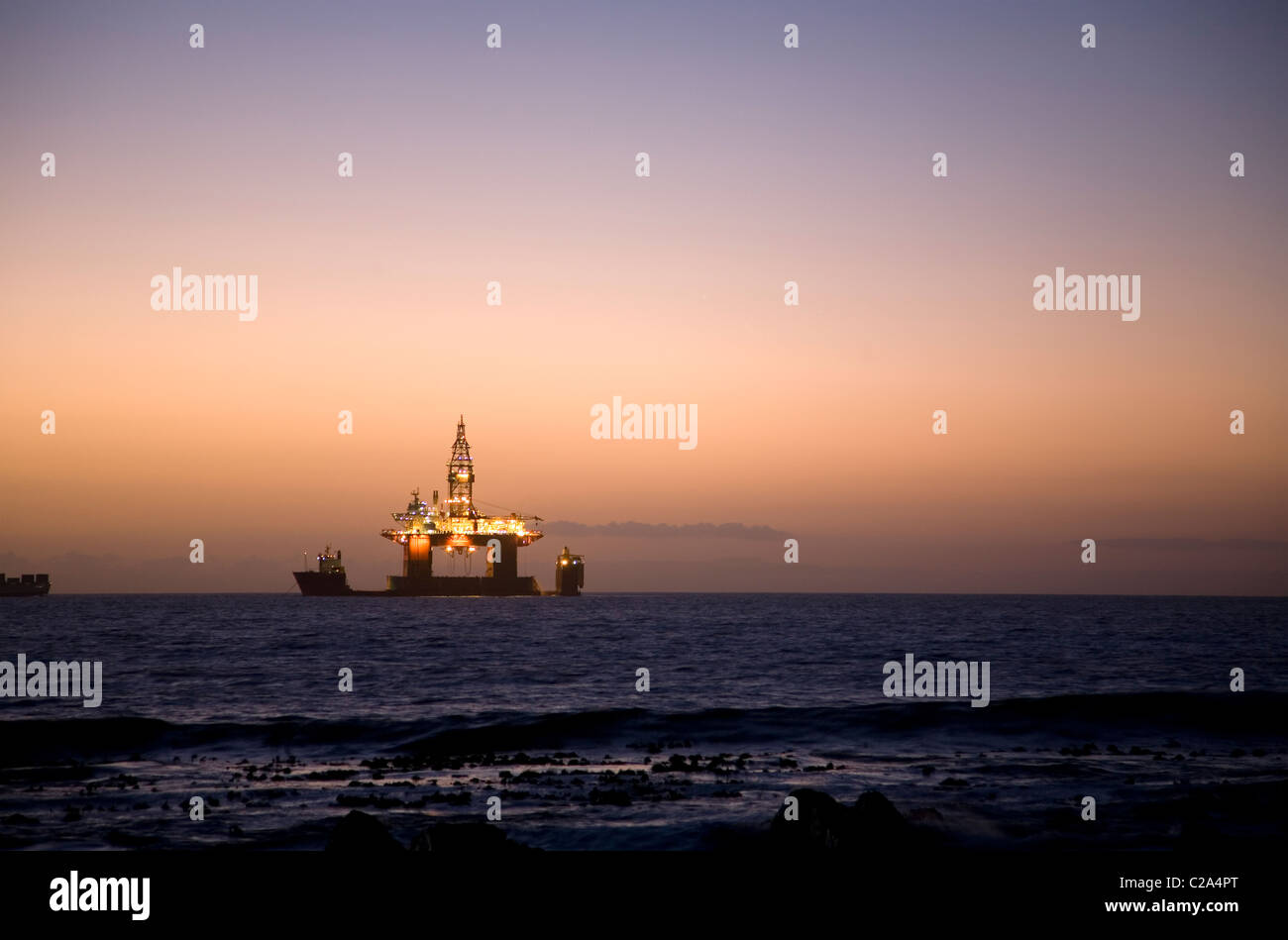 Illuminata piattaforma petrolifera off shore a Cape Town Foto Stock