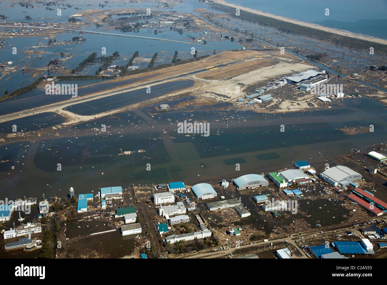 Vista aerea dell'Aeroporto di Sendai, Iwanuma, Prefettura di Miyagi dopo un 9. 0 terremoto di magnitudine e successiva dallo tsunami che ha devastato Foto Stock