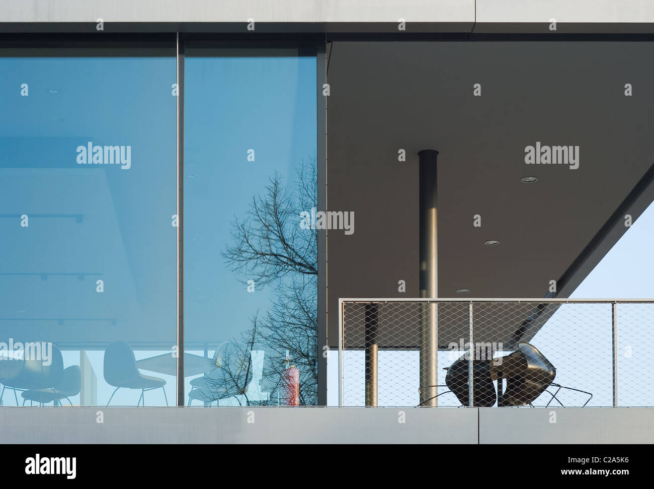 Ristorante con terrazza in un moderno stile architettonico Foto Stock