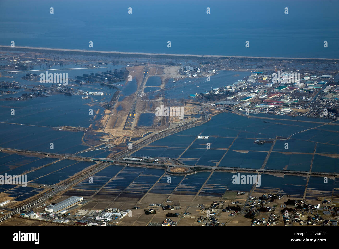 Vista aerea di danni all'Aeroporto di Sendai, Iwanuma, Prefettura di Miyagi dopo un 9. 0 Grandezza del terremoto e del conseguente tsunami Foto Stock