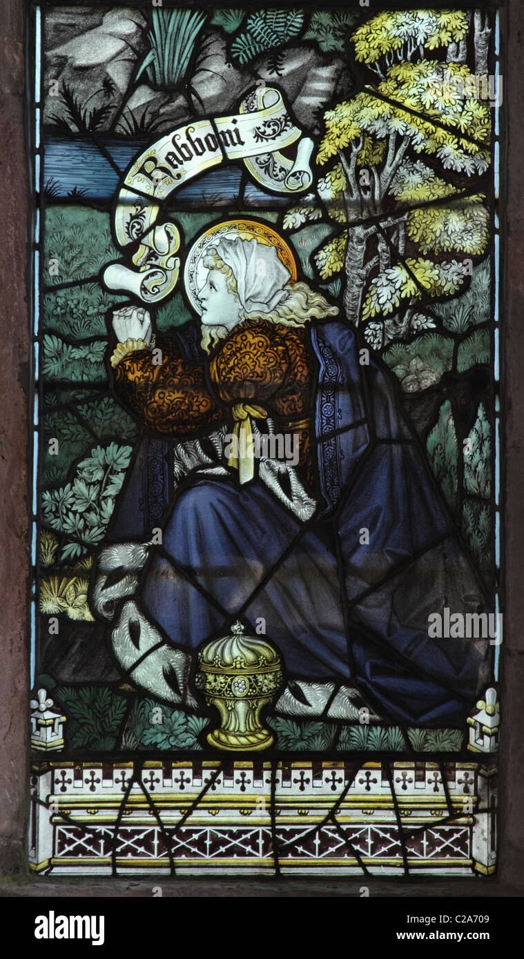 Una delle vetrate colorate dal Kempe Studios, raffiguranti scene di risurrezione, Greystoke, Cumbria; Maria Maddalena vedendo il Cristo risorto Foto Stock
