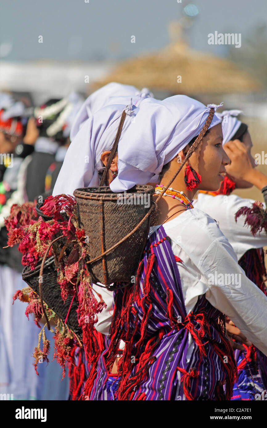 Tangsa ragazze, Pangwa tribù a Namdapha Eco festival culturali, Miao, Arunachal Pradesh, India Foto Stock