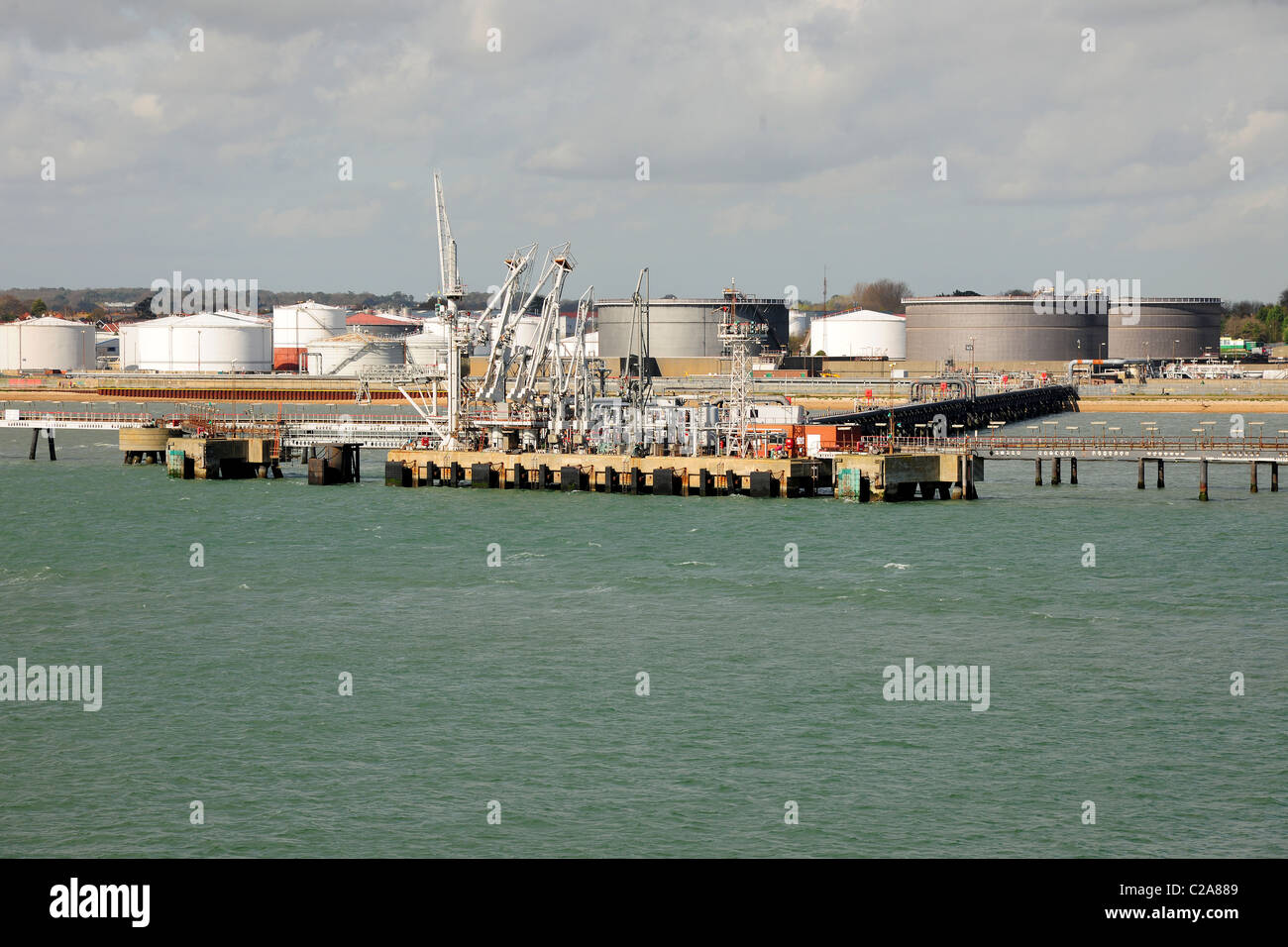 Un olio costiere deposito con jetty per supertankers per scaricare il loro carico. Foto Stock