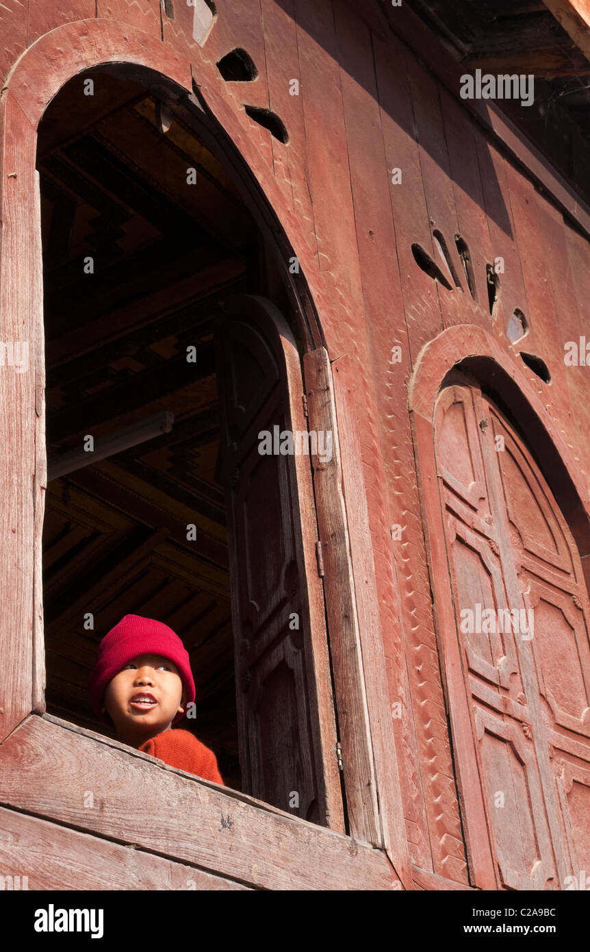 Venerati woodenThein (consacrazione hall) unico con finestre ovali Foto Stock