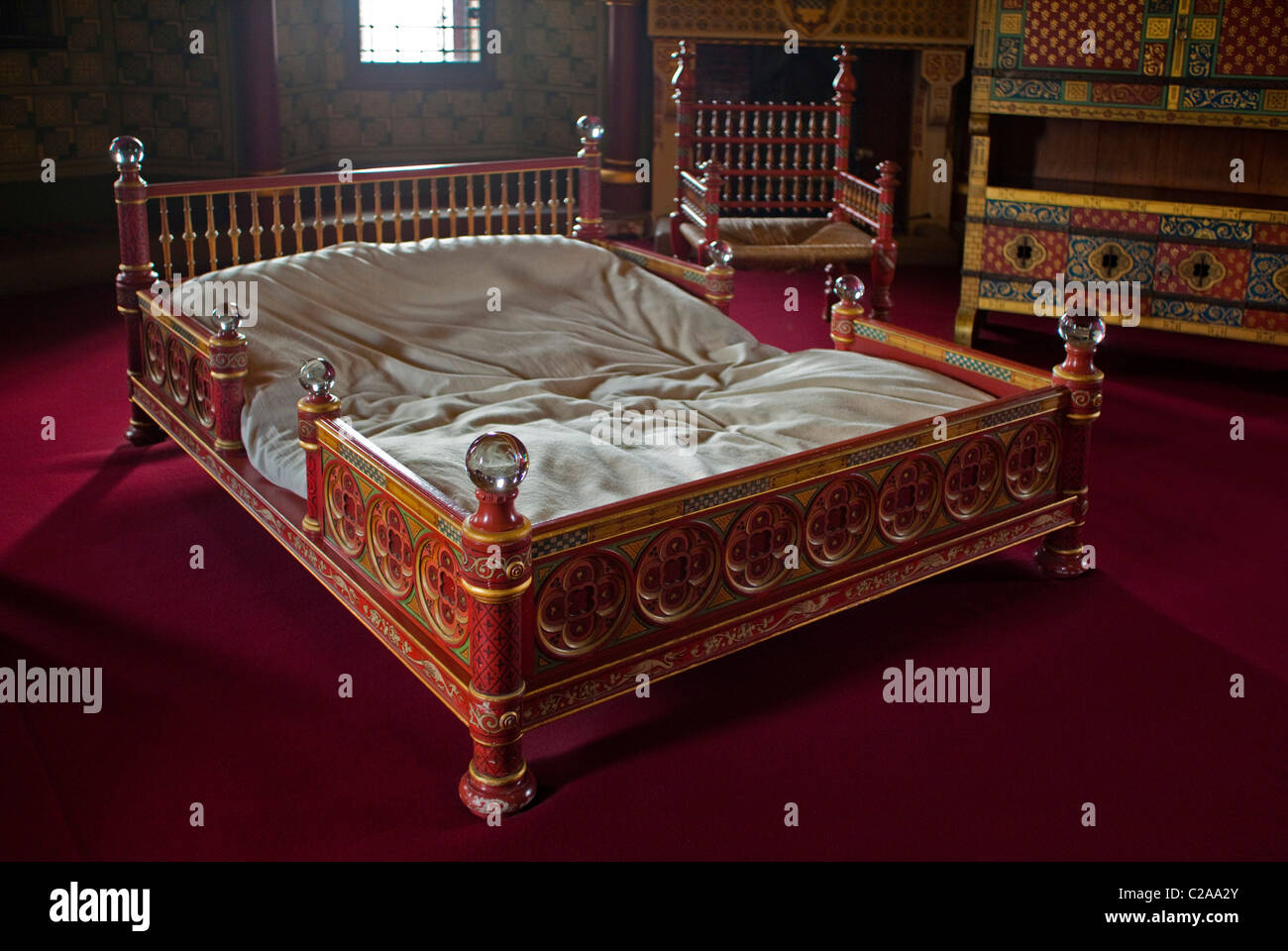 Signora Bute la camera da letto e un letto dipinte in colori brillanti Castell Coch Cardifff Galles Welsh 117252 Castel Coch Foto Stock