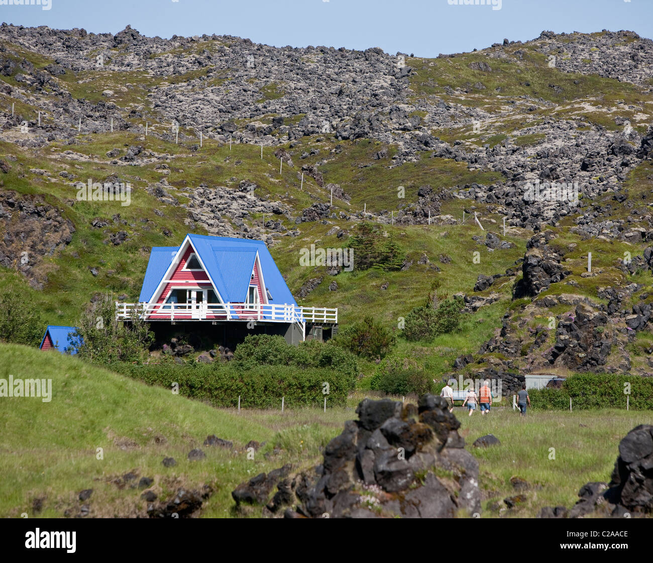 Casa isolata circondata da rocce laviche, Hellnar, Penisola Snaefellsness, Islanda Foto Stock