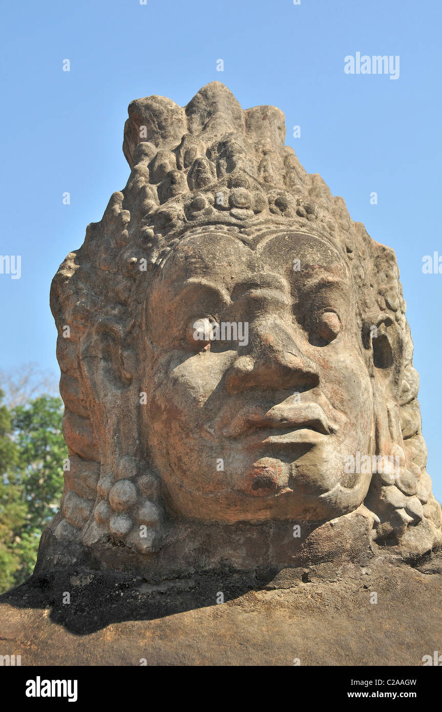 Naga statua in Angkor Thom ingresso sud strada porta vittoria Siem Reap Cambogia Foto Stock
