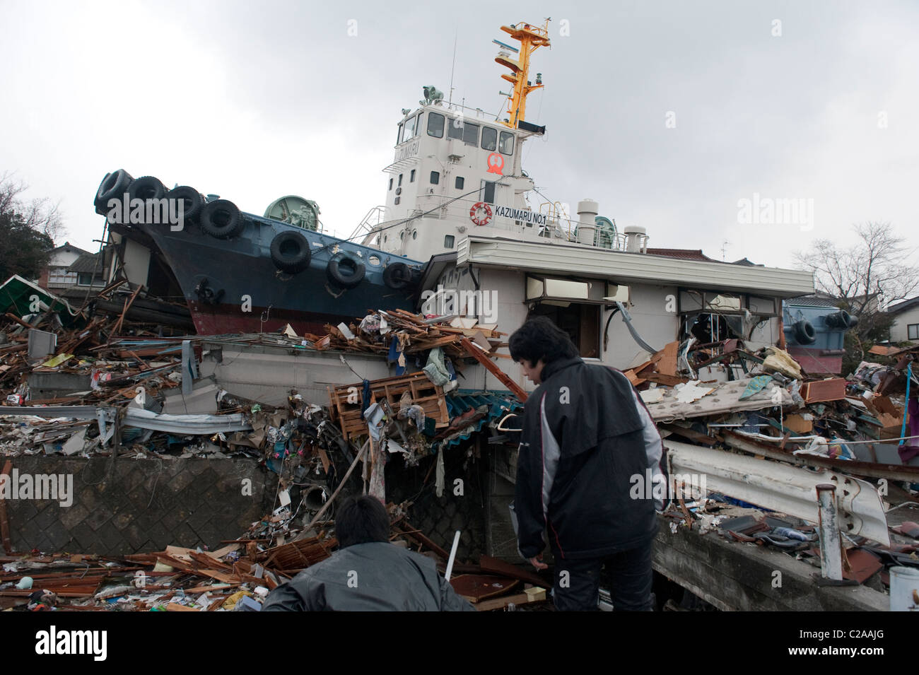 Una barca da pesca si trova in una zona residenziale a 5 km dal mare dopo un 9.0 Mw terremoto provocò un Tsunami nella città di Ofunato, Foto Stock