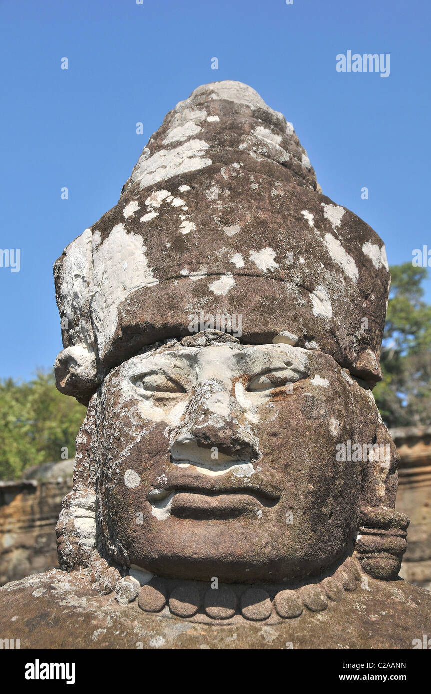 Naga statua in Angkor Thom ingresso sud strada porta vittoria Siem Reap Cambogia Foto Stock