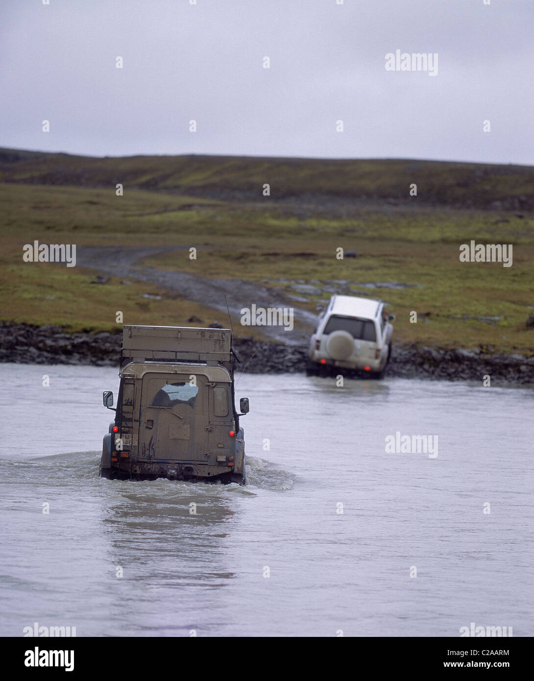 Jeep che attraversa un fiume nelle Highlands Centrali, Islanda Foto Stock