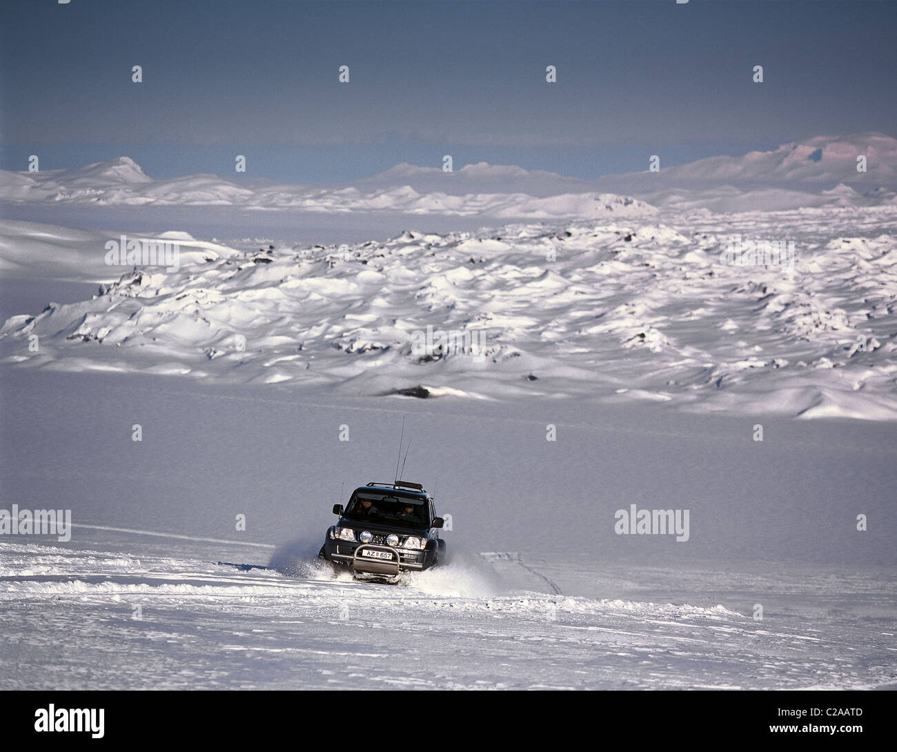 Jeep fuoristrada su ghiacciaio Dyngjujokull, Islanda Foto Stock