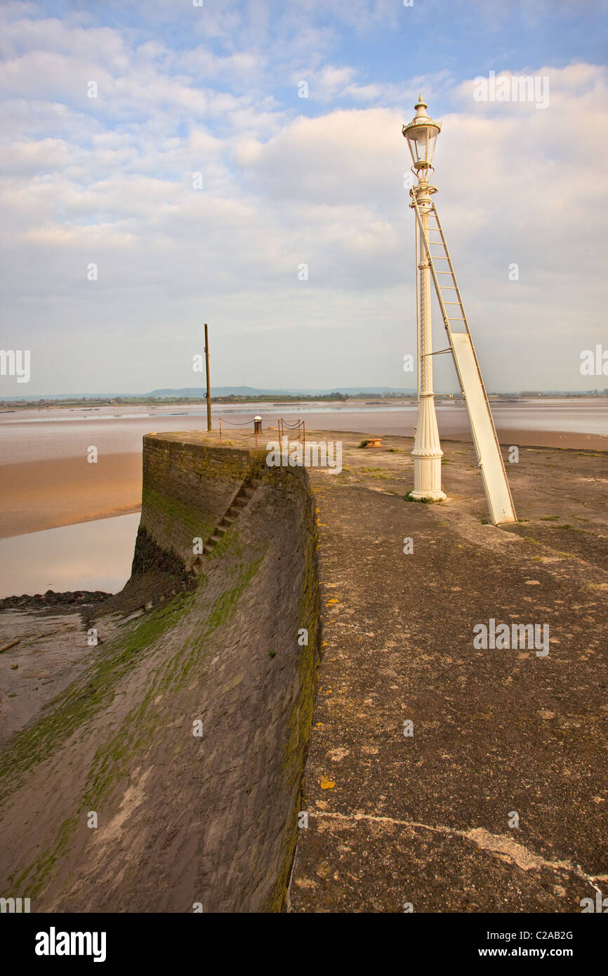 Lampada ornati di post con scaletta sul molo a Lydney porto sulle rive del fiume Severn nel GLOUCESTERSHIRE REGNO UNITO Foto Stock