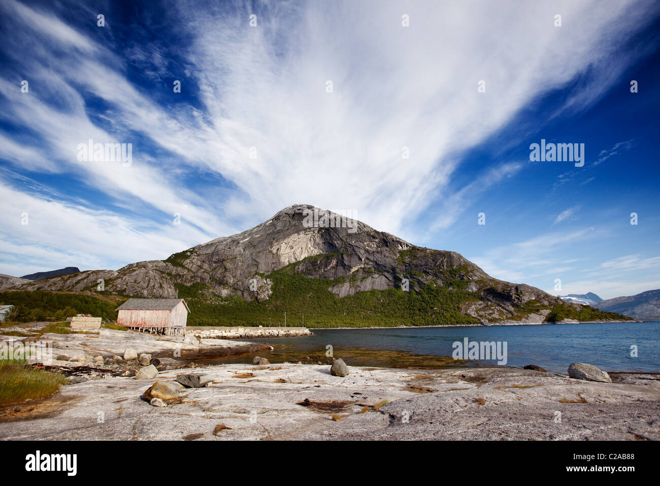 Una montagna sulla costa della Norvegia nei pressi di un piccolo villaggio di pescatori Foto Stock