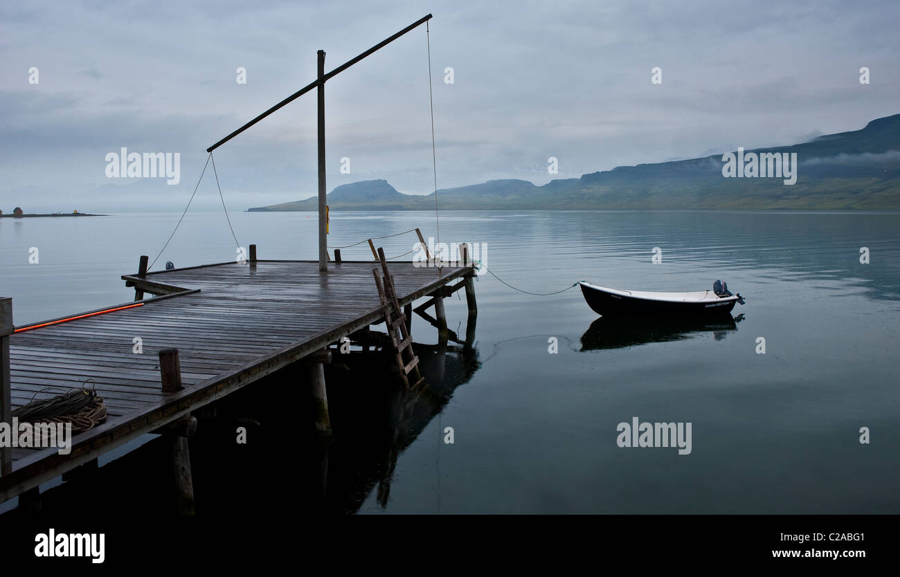 Il legno vecchio dock con barca, Eskifjordur, Islanda Foto Stock