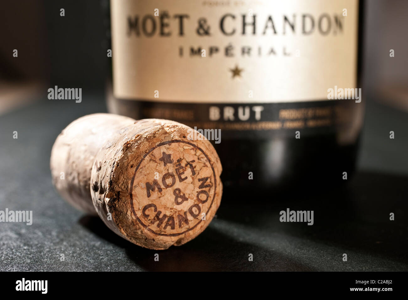 Il tappo di sughero e bottiglia di Moet and Chandon Champagne Foto stock -  Alamy