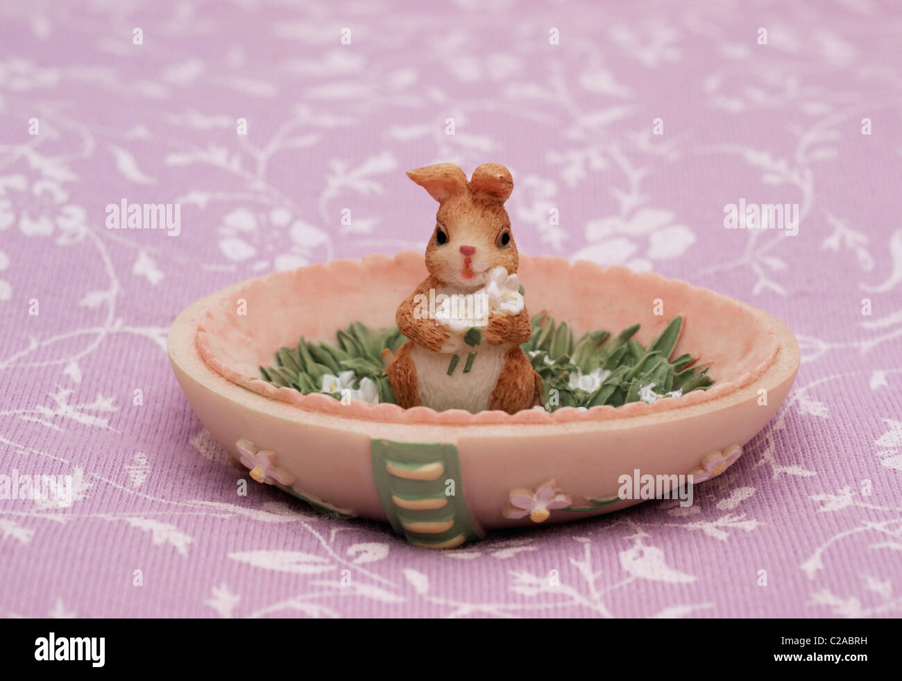 Novità ornamentali coniglietto di pasqua coniglio in un a forma di uovo azienda giardino di fiori Foto Stock