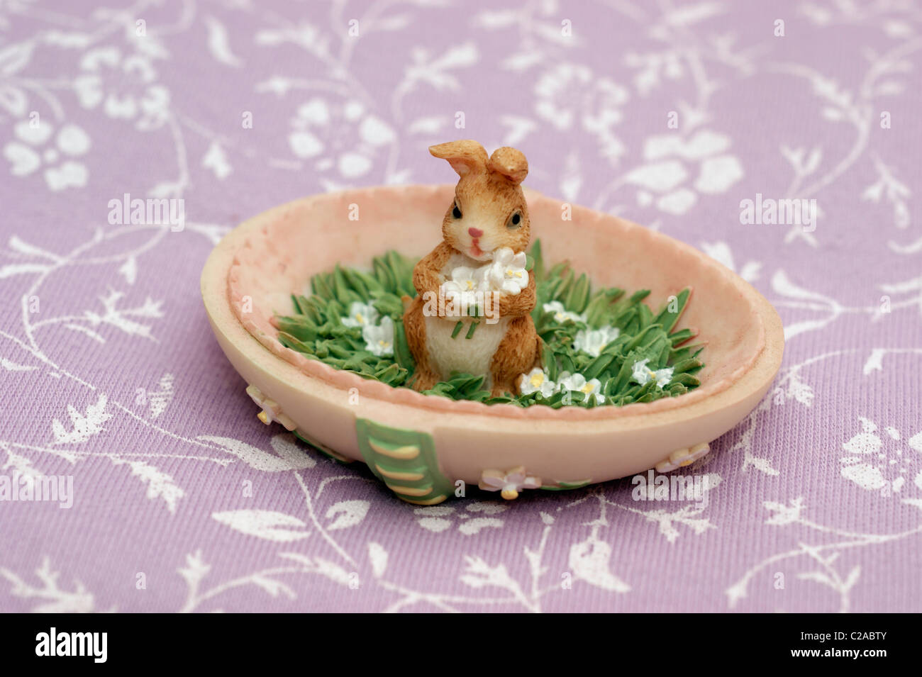 Novità ornamentali coniglietto di pasqua coniglio in un a forma di uovo azienda giardino di fiori Foto Stock