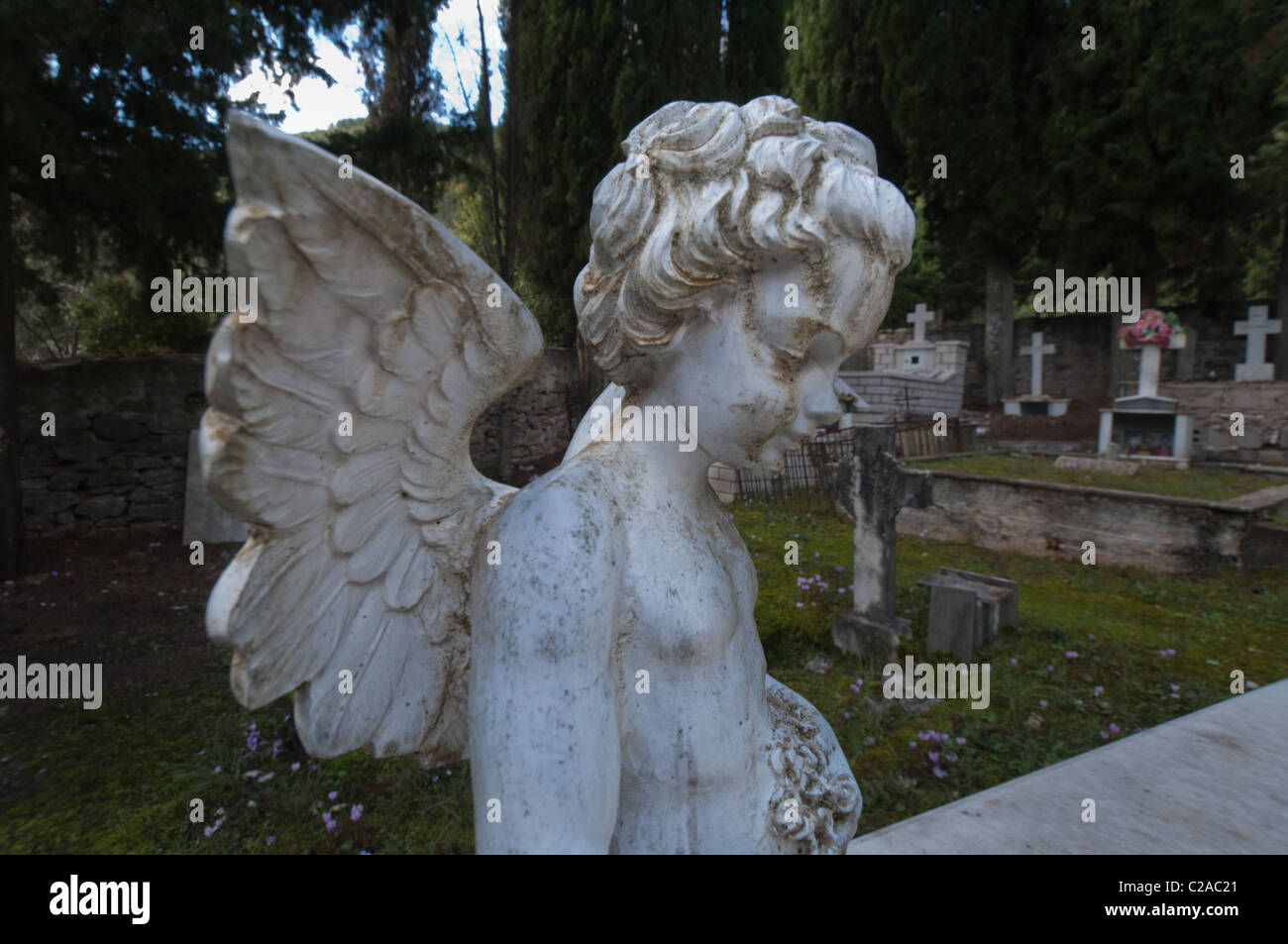 Statue ornamentali come questo può essere trovato nei cimiteri tradizionali in Grecia. Foto Stock