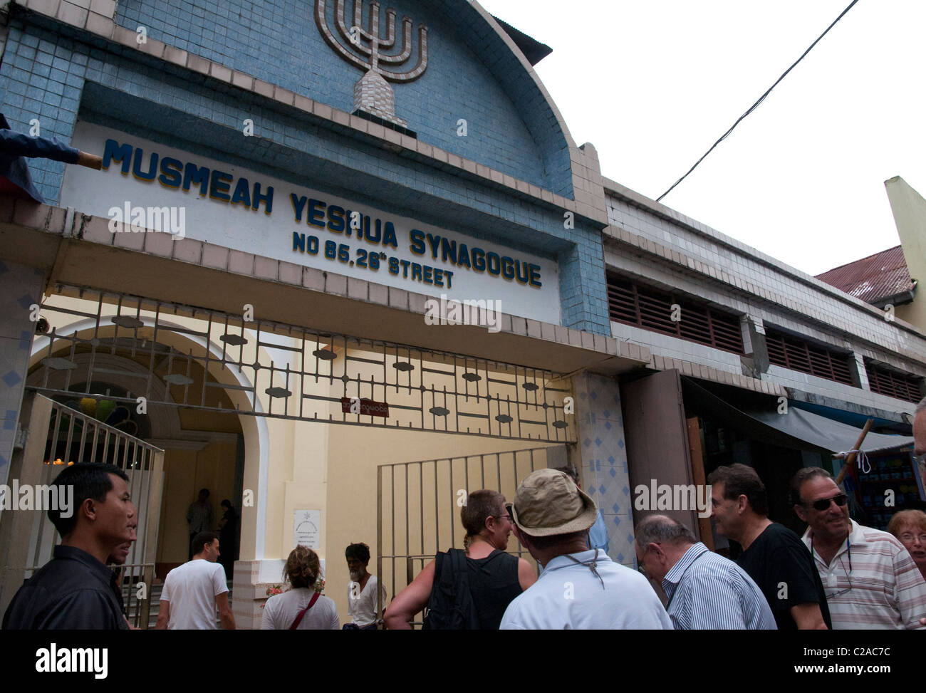 Gruppo di turisti israeliani che visita la Musmeah Yeshua Sinagoga di Yangon. Myanmar Foto Stock