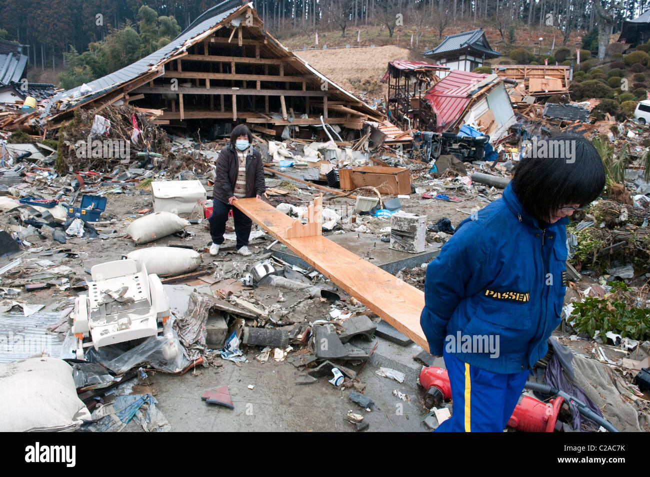 Migliaia di case distrutte dopo un 9.0 Mw terremoto provocò un maremoto lasciando molti senzatetto nella città di Ofunato, Iwati Foto Stock