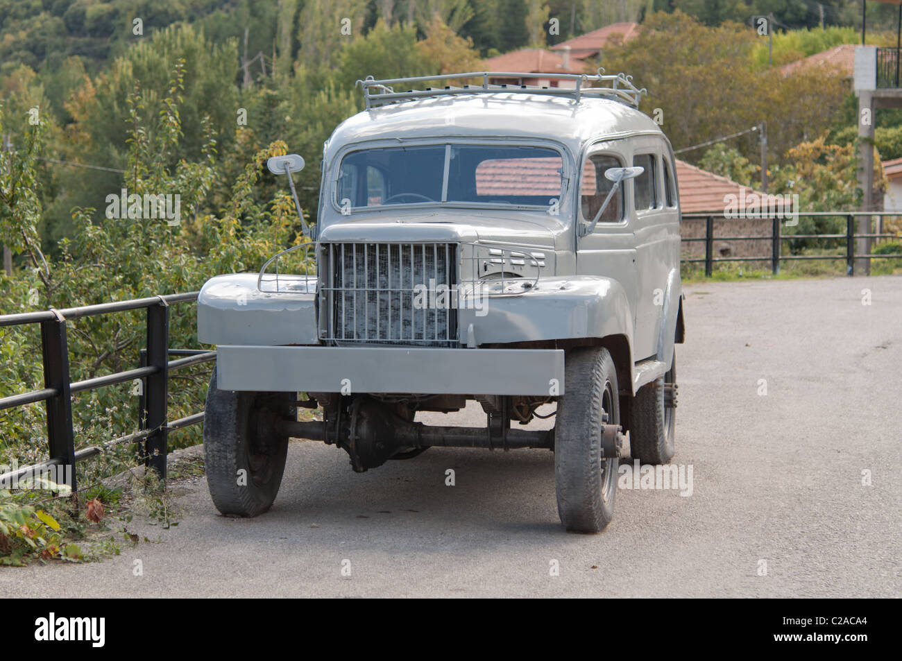Un vecchio camion o carrello rimane parcheggiato a lato della strada in Grecia Krokellio come una moderna curiosità. Foto Stock