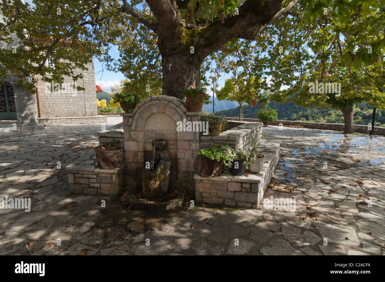 Vista la principale piazza di villaggio in villaggio di Krokellio, Grecia. Foto Stock