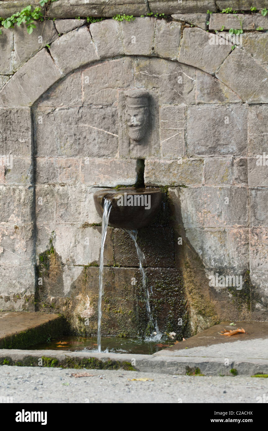 Antiche fontane stradale possono ancora essere trovati in ordine di lavoro nel villaggio di montagna di Krokellio, Grecia. Foto Stock