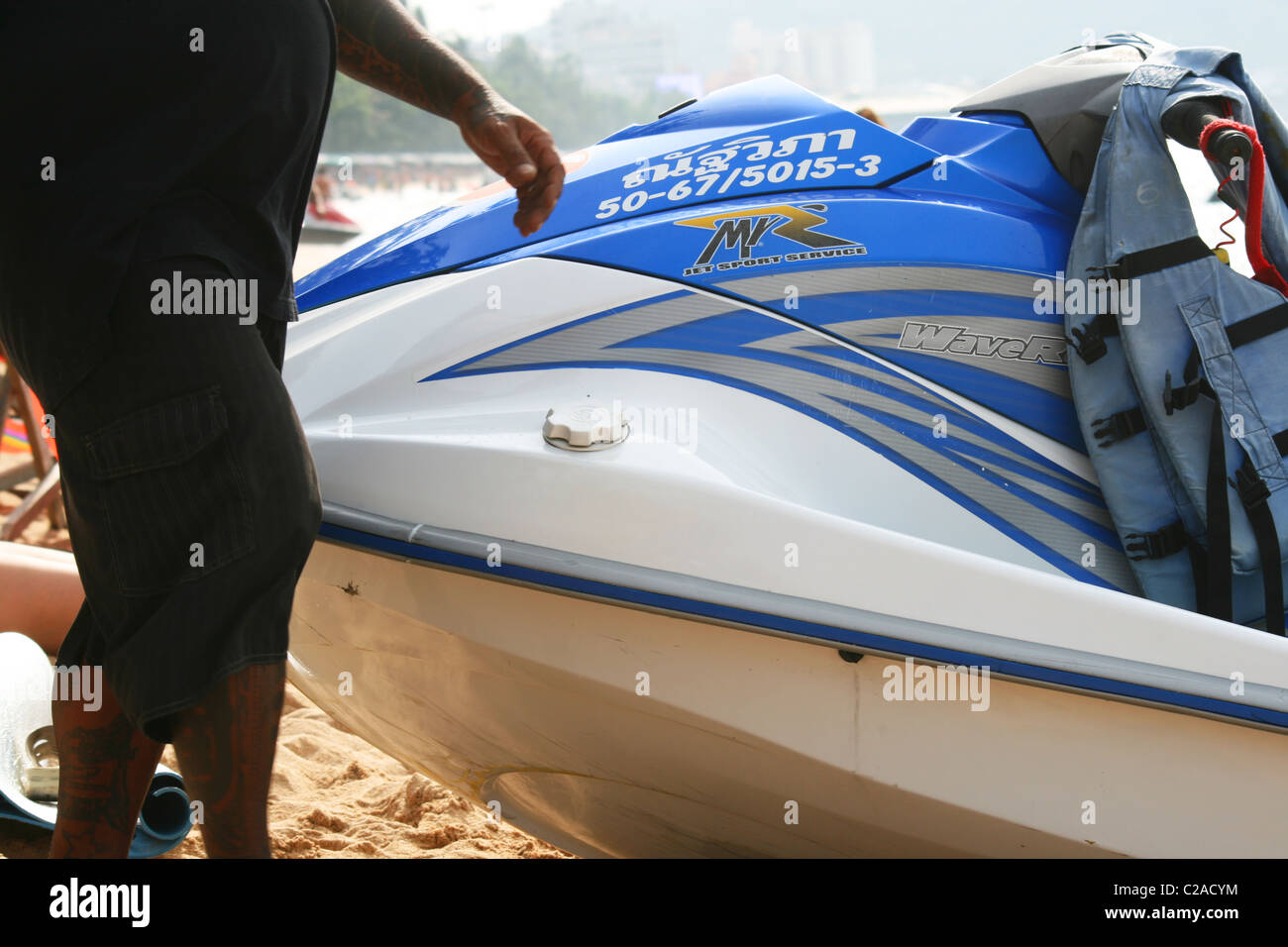 Persone affitto un jetski a sud di Pattaya Beach in Thailandia. Foto Stock