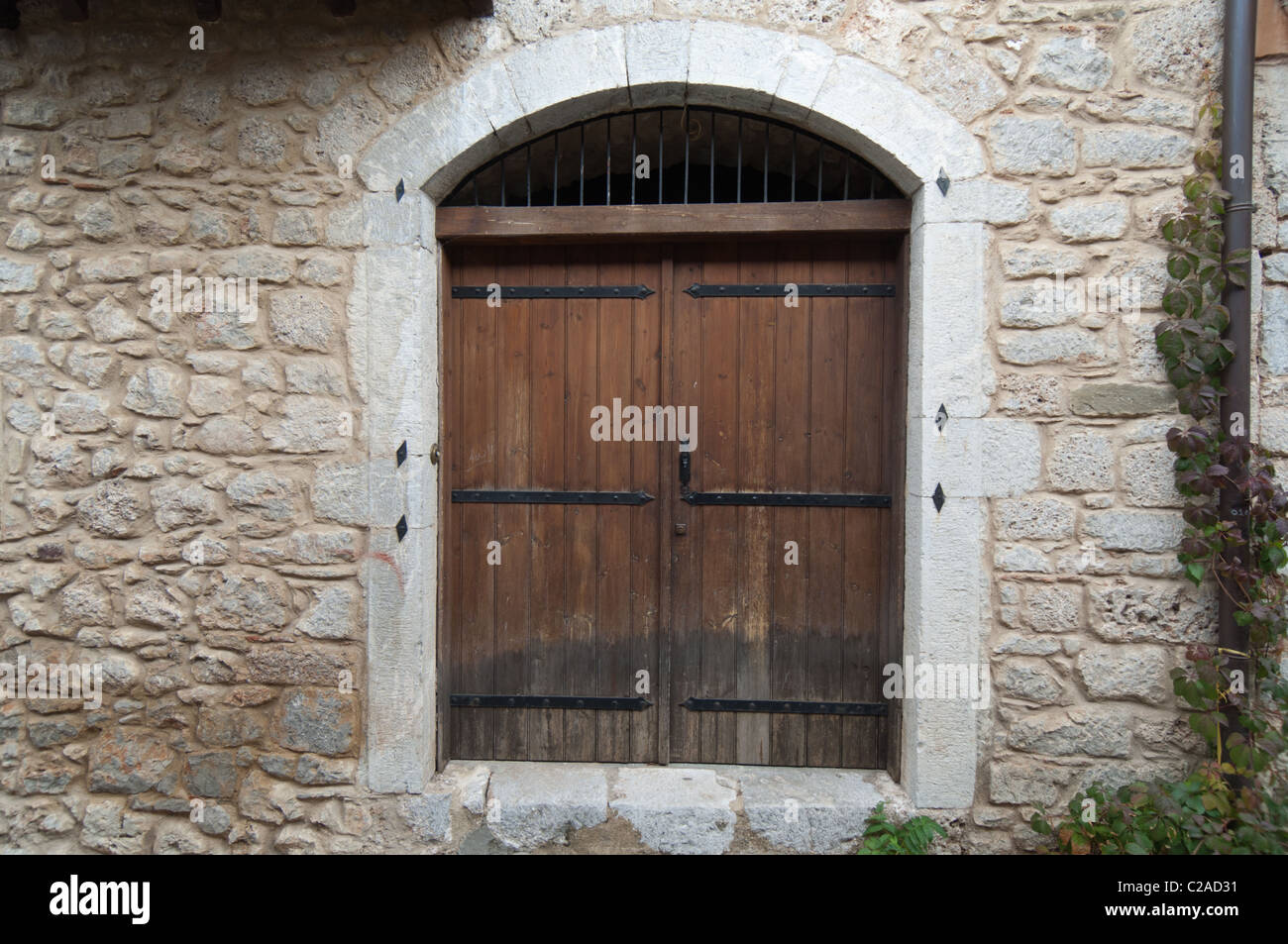 Per impieghi pesanti porta merci con muro di pietra Foto Stock