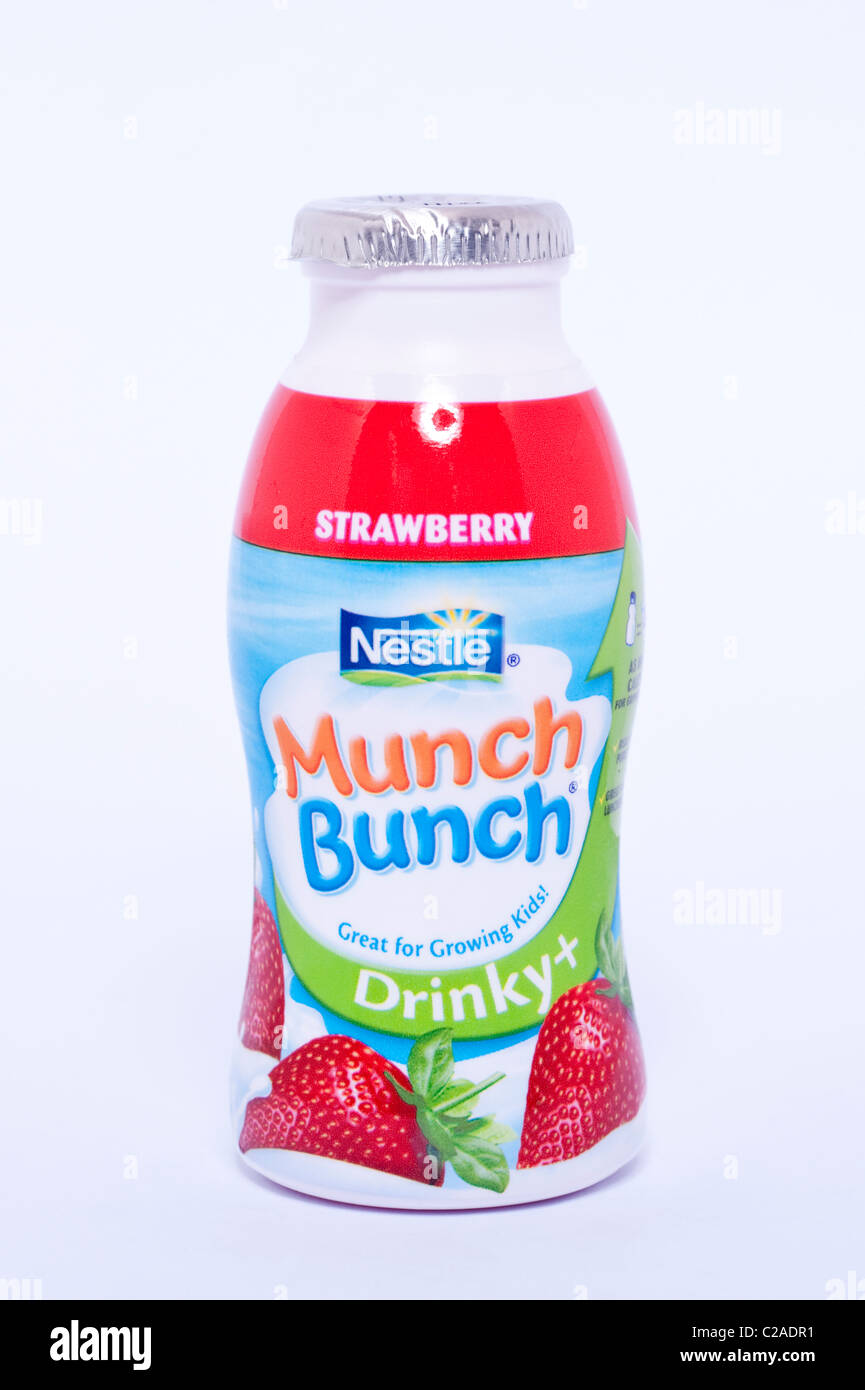 Un Nestle il sapore di fragola Munch Bunch drinky bere su sfondo bianco Foto Stock