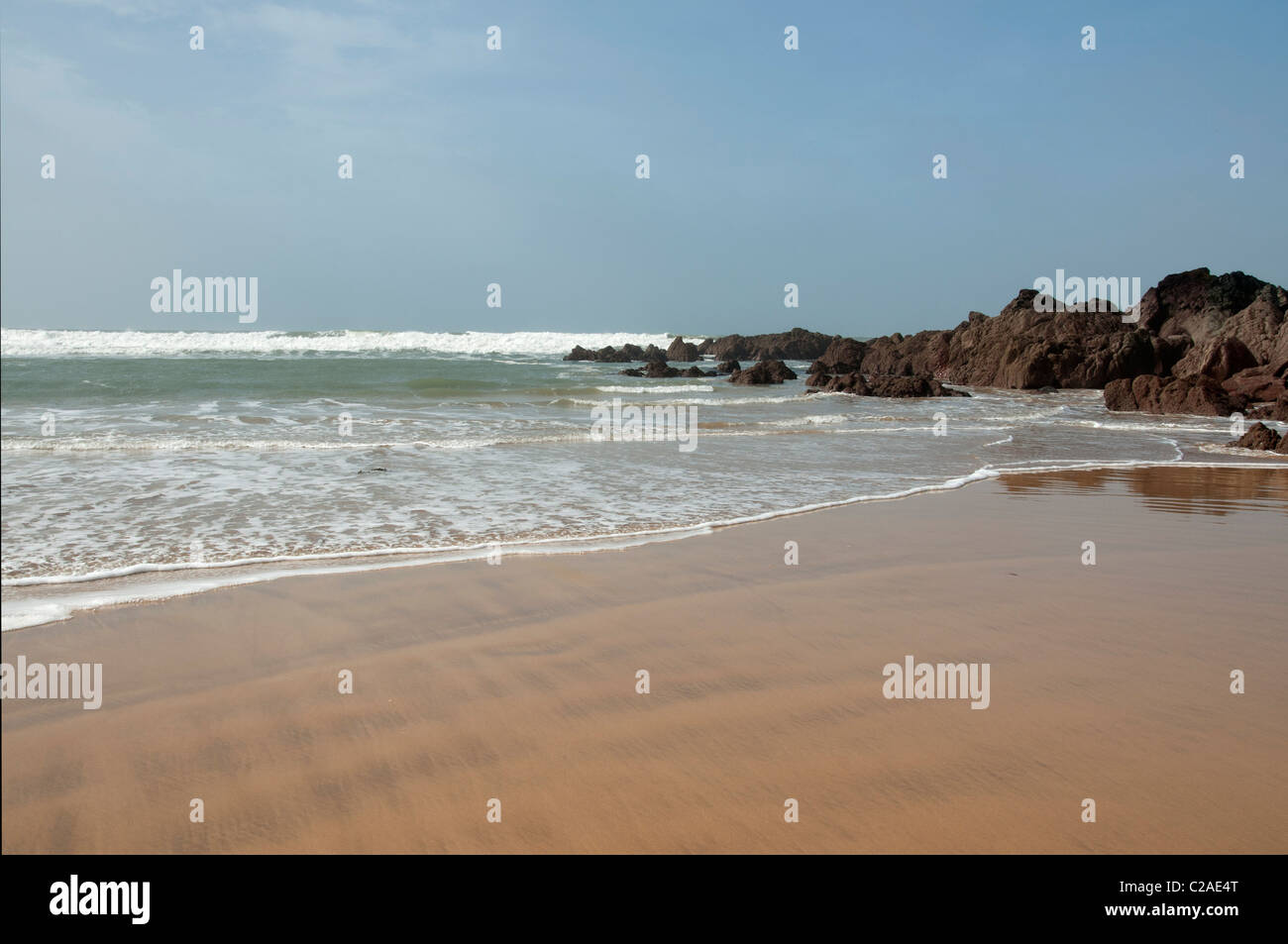 Linea di marea sulla spiaggia ovest di acqua dolce pembrokeshire REGNO UNITO Foto Stock
