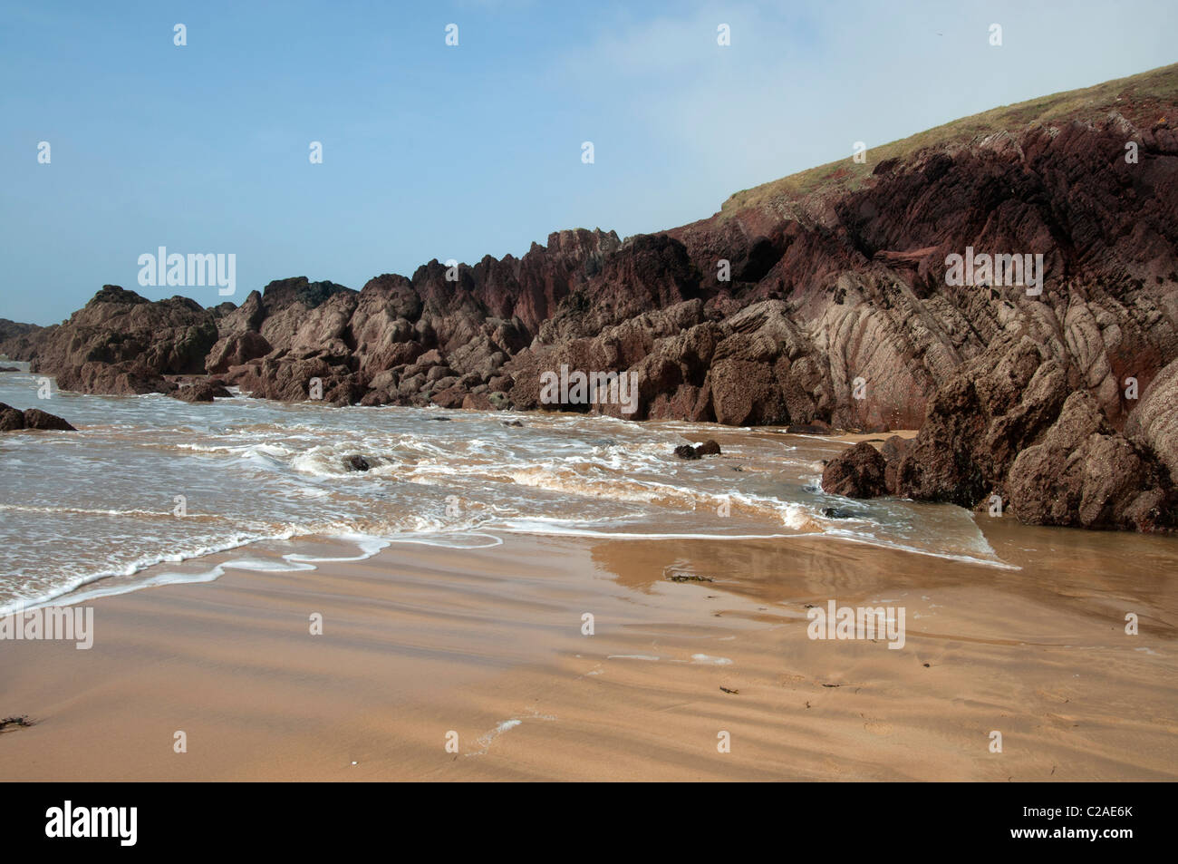 Rocce sulla spiaggia ovest di acqua dolce pembrokeshire Wales UK Foto Stock