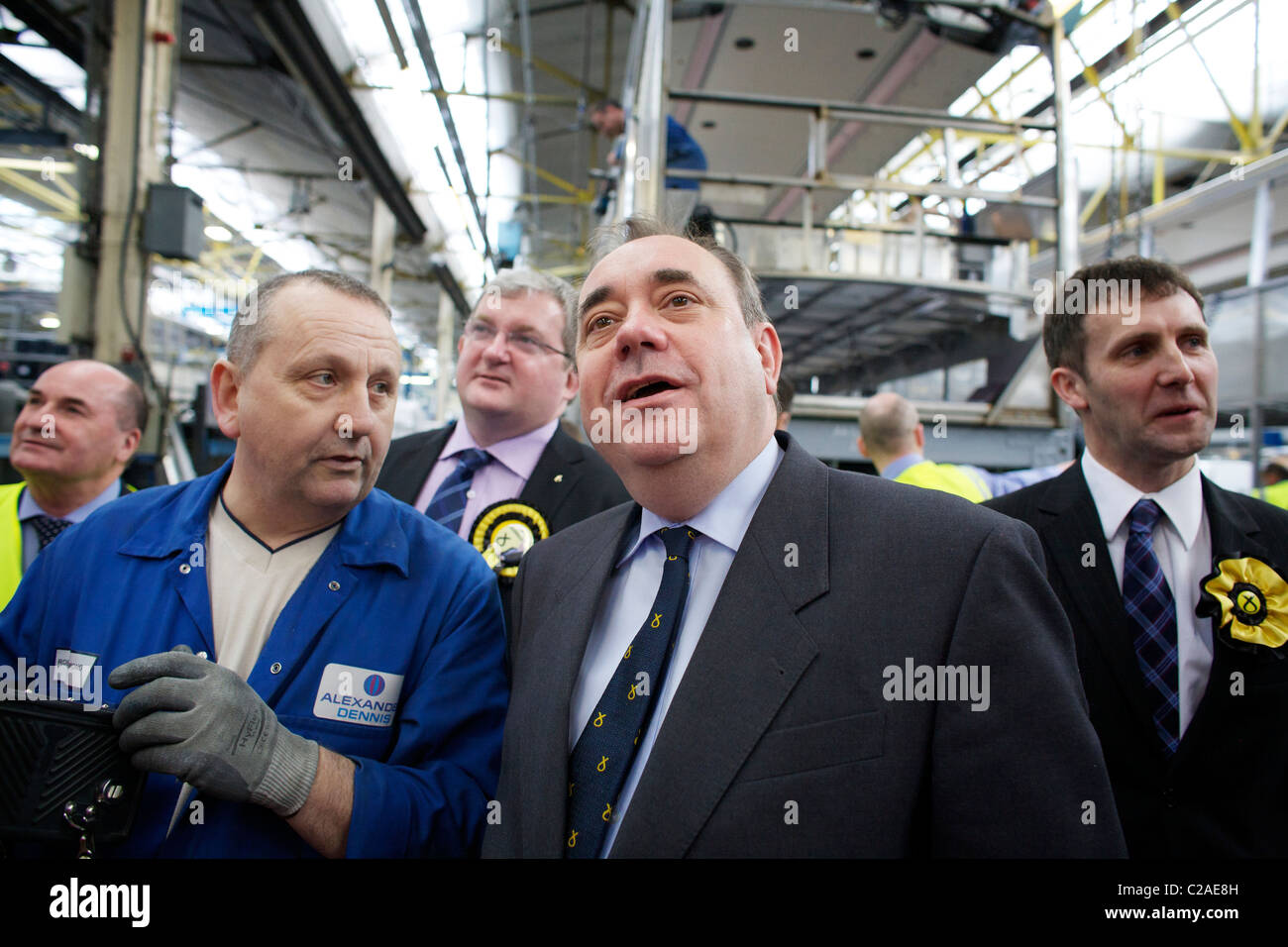 Falkirk, Scozia, GBR - 07 aprile: Alex Salmond, leader del Partito Nazionale Scozzese, incontrando i lavoratori del negozio durante la visita alla fabbrica di autobus e pullman Alexander Dennis a Falkirk giovedì 07 aprile 2011. Nelle ultime settimane l'azienda ha assicurato gli ordini per oltre 500 autobus, vale nella regione di £100 milioni. (Foto: Copyright © David Gordon) Foto Stock