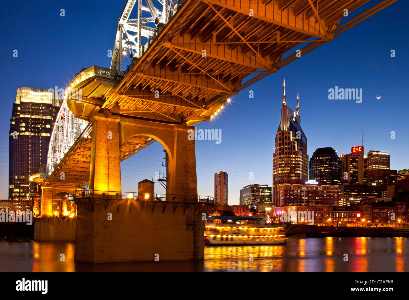 La poppa wheeler 'General Jackson' e John Seigenthaler ponte pedonale (ex Shelby St Bridge - b 1907), Nashville, Tennessee, Stati Uniti d'America Foto Stock