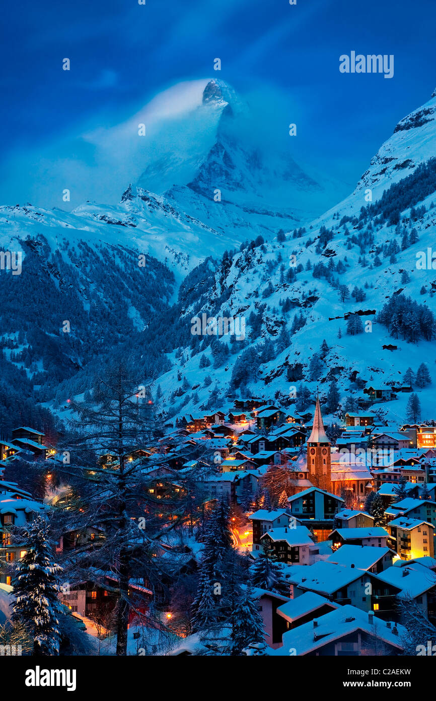 Twilight su Zermatt in Svizzera con il Cervino al di là Foto Stock
