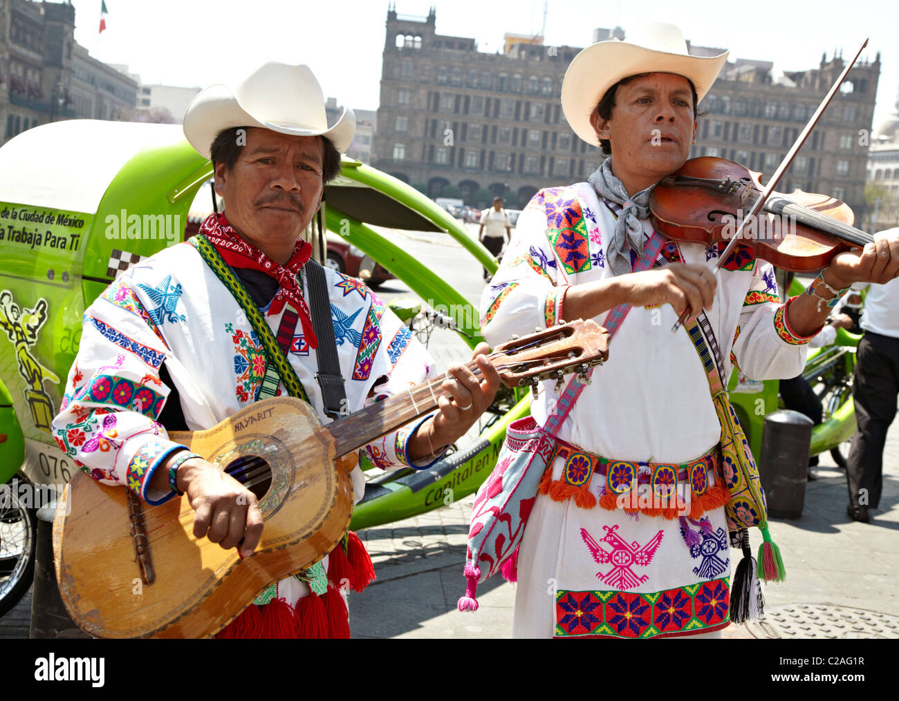 Gli uomini messicani a suonare la chitarra il Zocalo Città Del Messico Foto Stock
