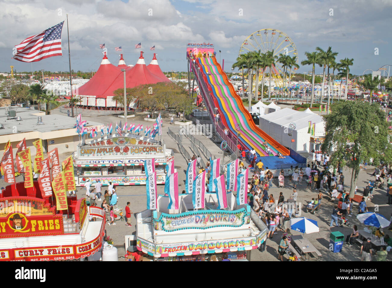 Vista in elevazione mescolanza etnica persone scivolo gigante a Miami Dade County Fair Miami Florida Foto Stock