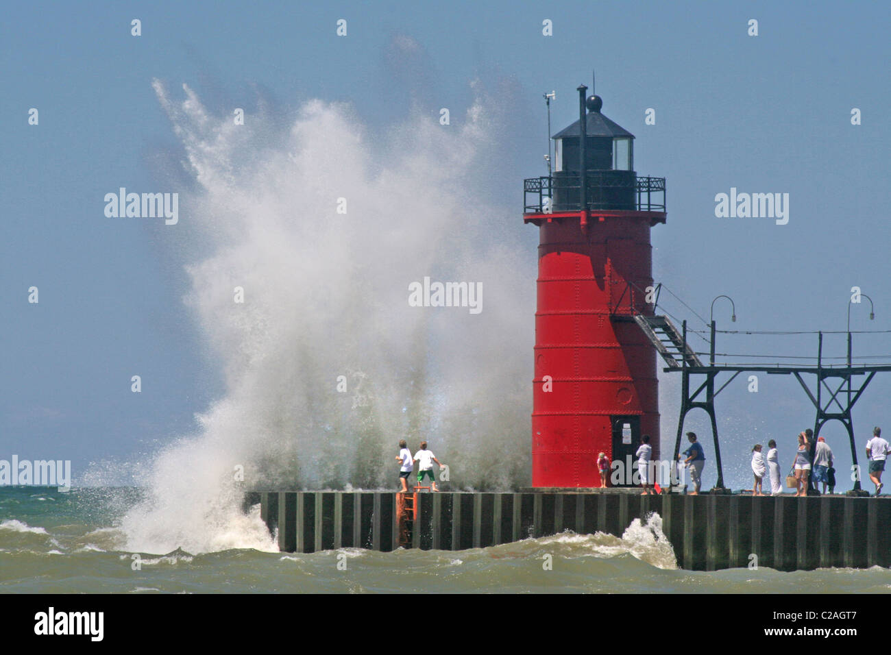 Persone su jetty osservare le grandi onde in Sud Haven Michigan Foto Stock