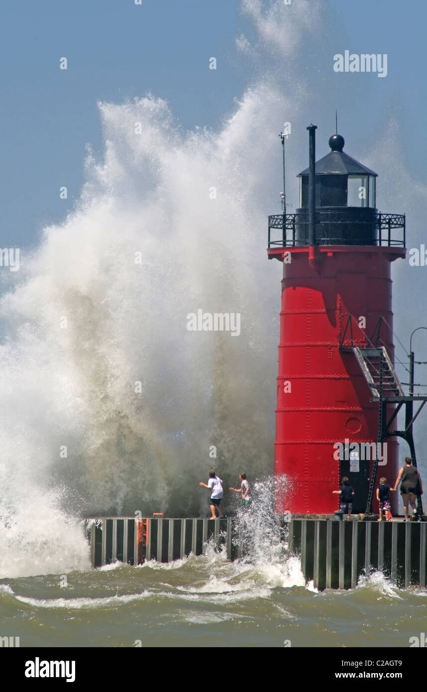 Persone su jetty osservare le grandi onde in Sud Haven Michigan Foto Stock
