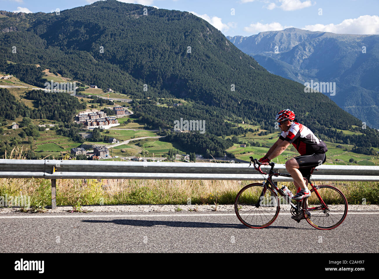 Ciclista sulla ripida strada di montagna Canillo Andorra Foto Stock