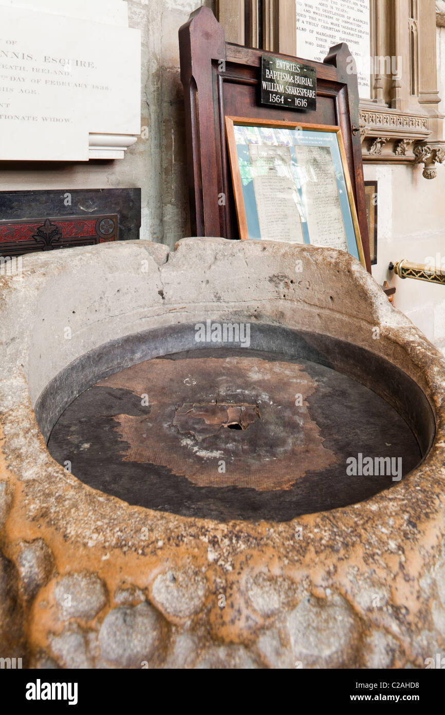 I resti di una quattrocentesca vasca battesimale nella chiesa della Santa Trinità, Stratford upon Avon, Warwickshire, Inghilterra, Regno Unito Foto Stock