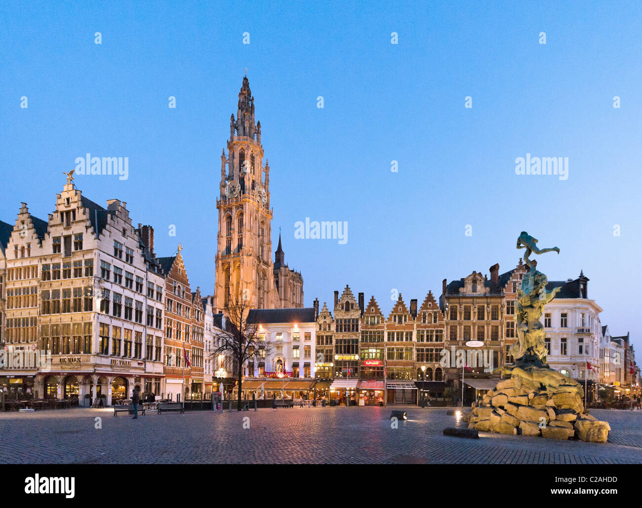 Il Grote Mark (piazza principale)e Brabo Fontana di notte con Onze Lieve Vrouwekathedraal (cattedrale) dietro, Anversa, Belgio Foto Stock