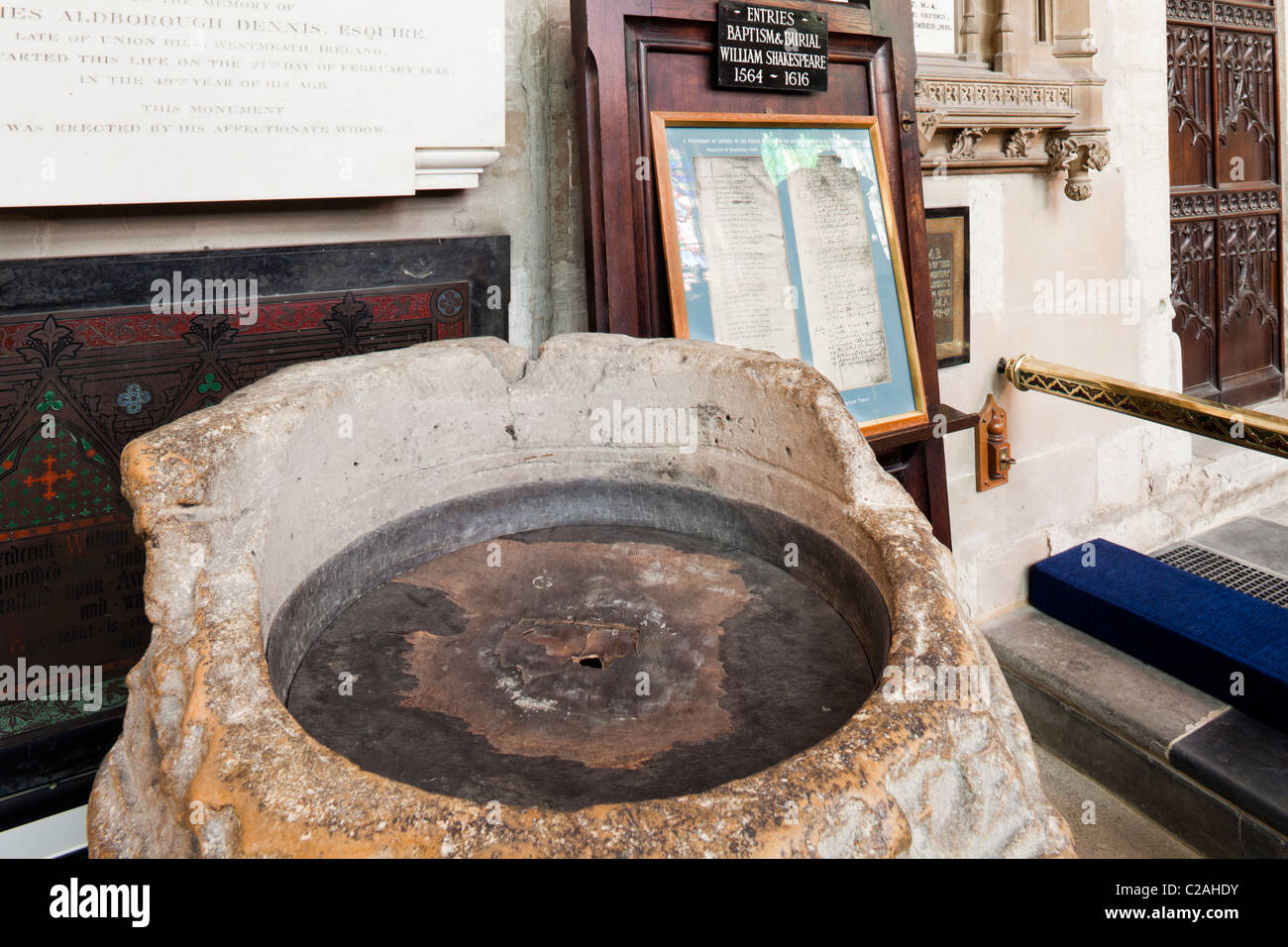 I resti di una quattrocentesca vasca battesimale nella chiesa della Santa Trinità, Stratford upon Avon, Warwickshire, Inghilterra, Regno Unito. Shakespeare battezzati in esso? Foto Stock