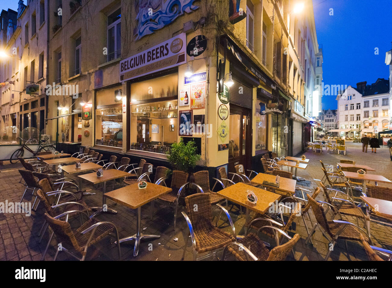Locale bar di notte nel centro della città di Anversa, Belgio Foto Stock
