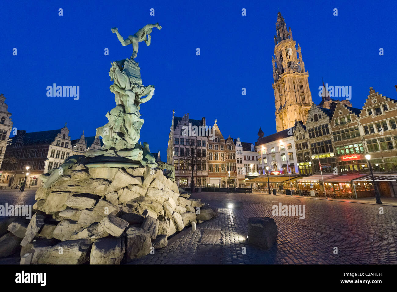 Brabo Fontana di Grote Mark (piazza principale) di notte con Onze Lieve Vrouwekathedraal (cattedrale) dietro, Anversa, Belgio Foto Stock