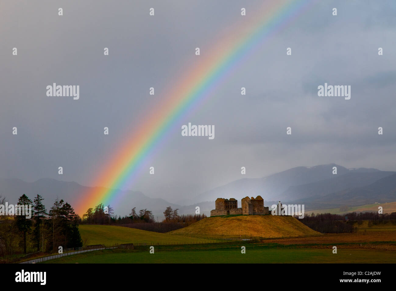 Ruthven Caserme e rainbow, Insh paludi, Speyside, Grampians, Scozia. Foto Stock