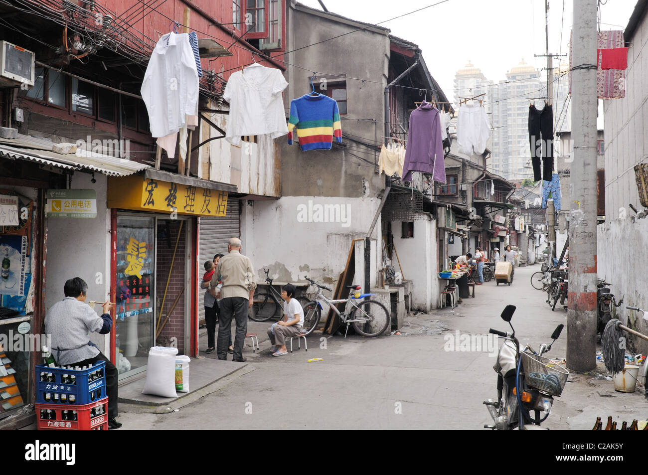 Città vecchia di Shanghai popolata da gente povera. Foto Stock