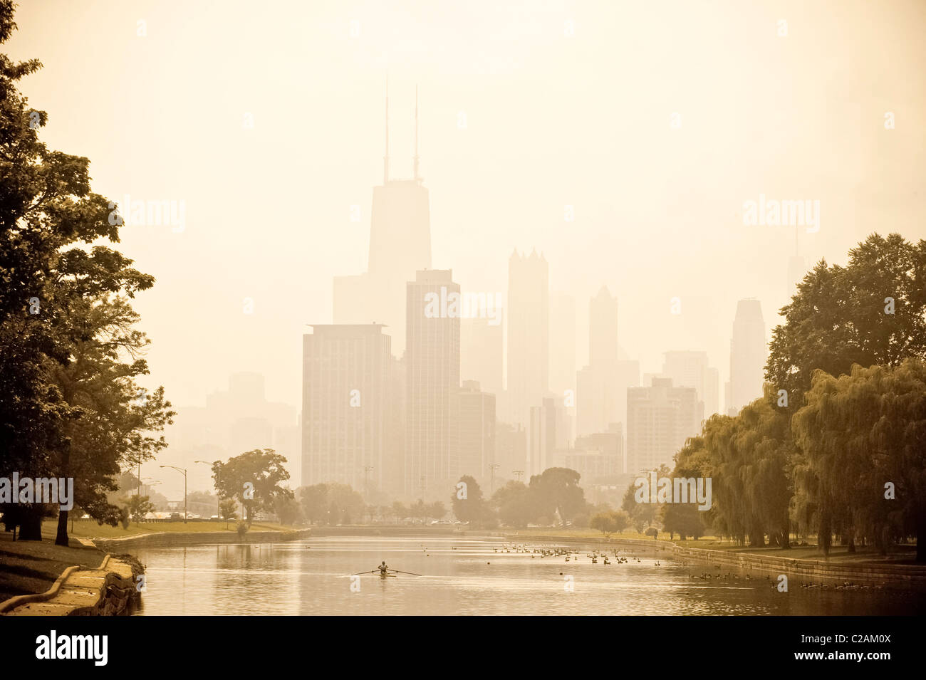 Fare kayak in Lincoln Park con il centro di Chicago nella nebbia Foto Stock